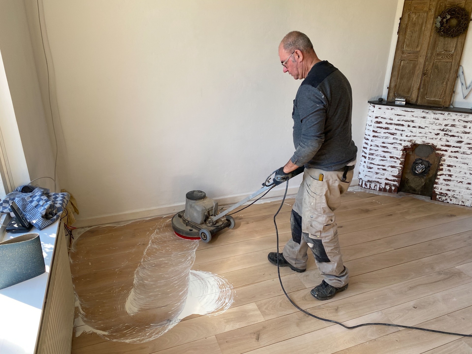 Maintenance the oak parquet floor